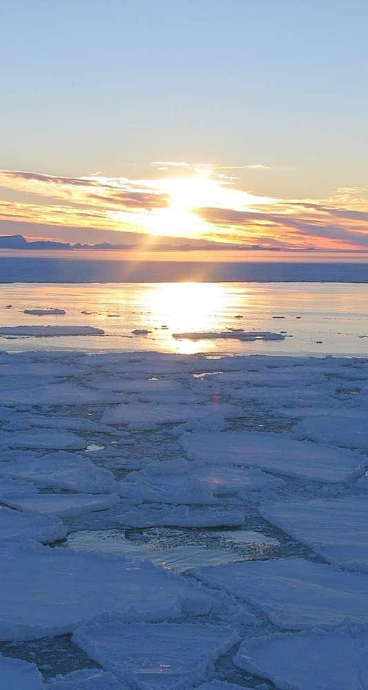 Genießen Sie einen antarktischen Sonnenuntergang wie diesen auf einer Antarktis- und Südamerika-Reise mit Seabourn.
