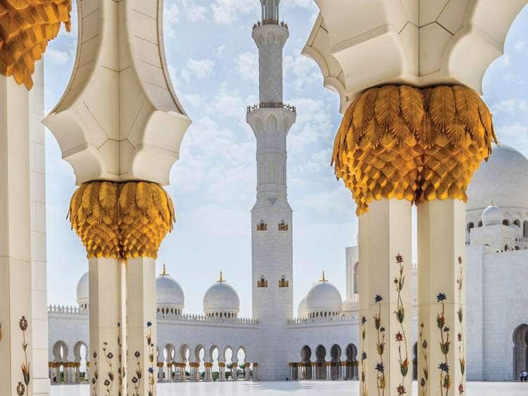 E3Y067 Ornate columns of Sheikh Zayed Grand Mosque, Abu Dhabi, United Arab Emirates
