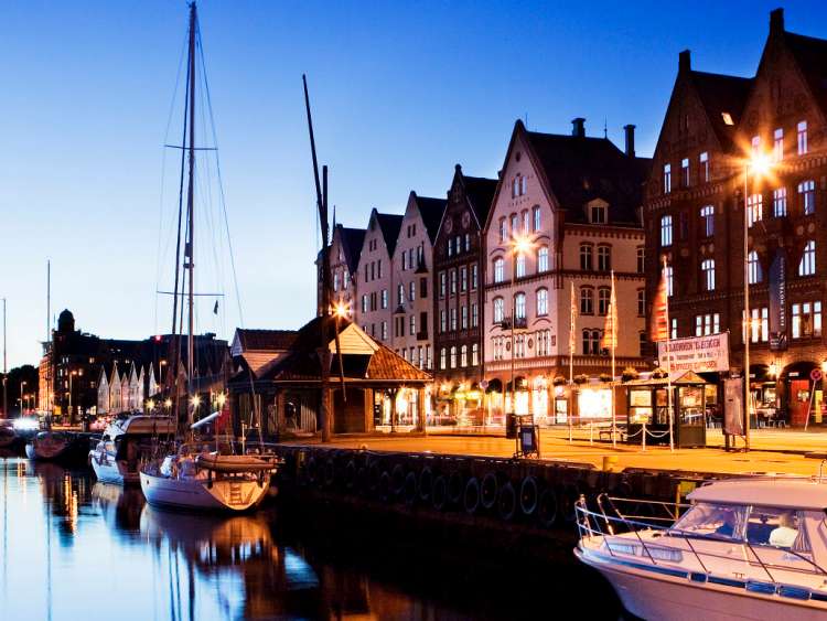 Norway, Hordaland, Bergen, Scandinavia, Bryggen, Bryggen (Hanseatic Quarter), port at night