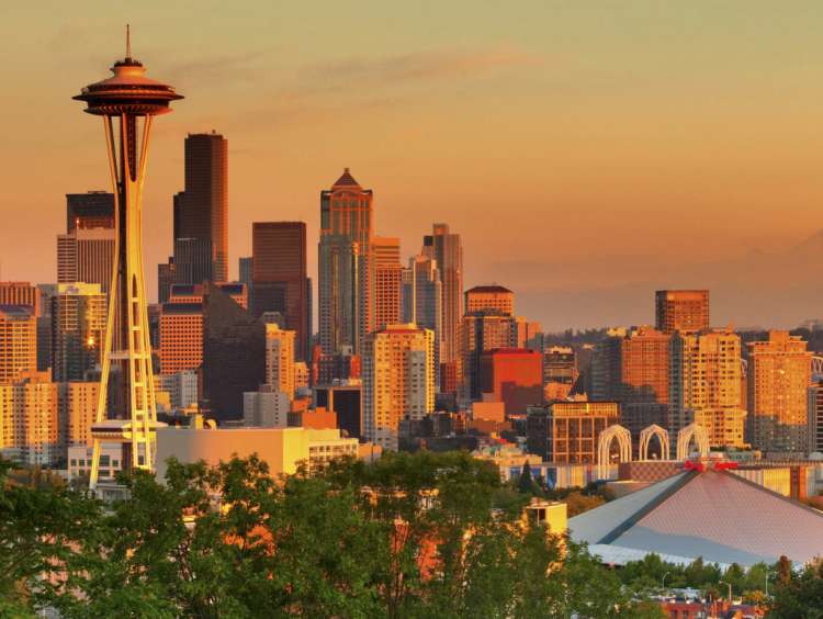USA, Washington, Seattle, City Skyline and Space Needle, Mount Rainier in background