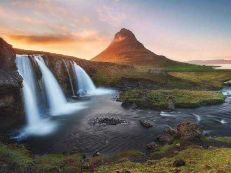 Waterfall at Kirkjufell Mountain in Grundarfjörður, Iceland)