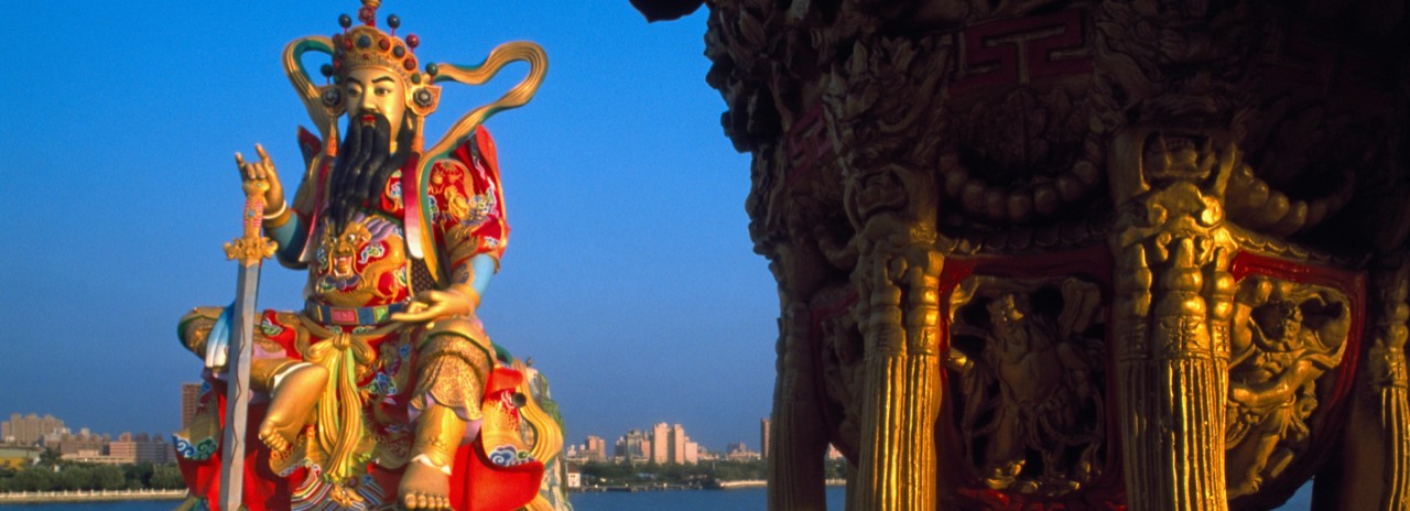 Taiwan, Kao-hsiung, Kao-hsiung, Lotus Lake, statue of one of the Temples