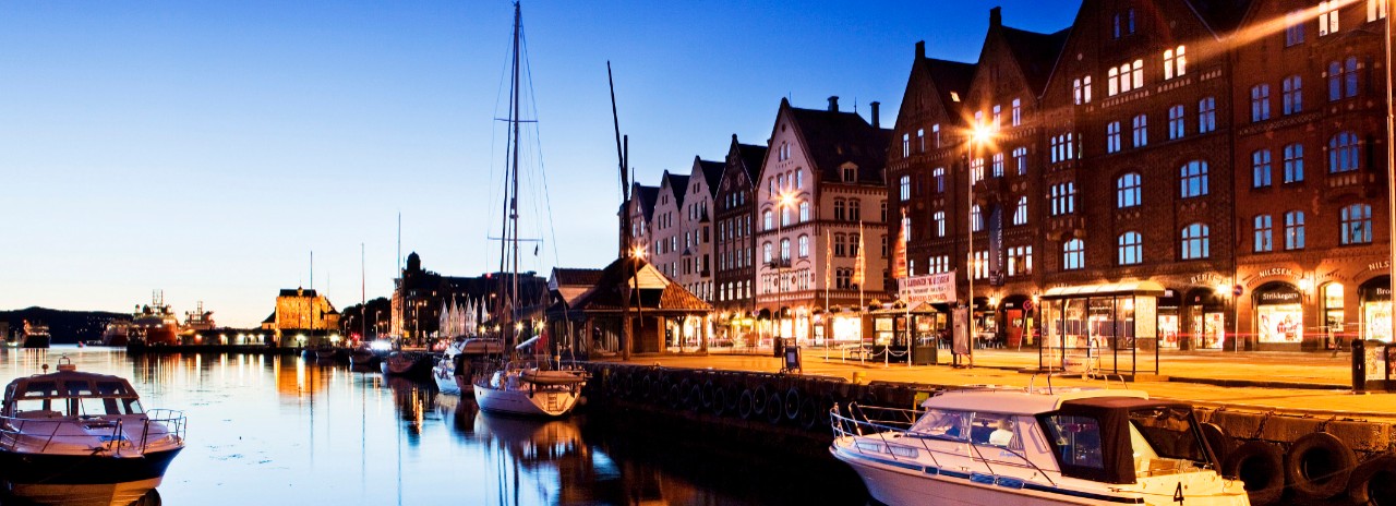 Norway, Hordaland, Bergen, Scandinavia, Bryggen, Bryggen (Hanseatic Quarter), port at night