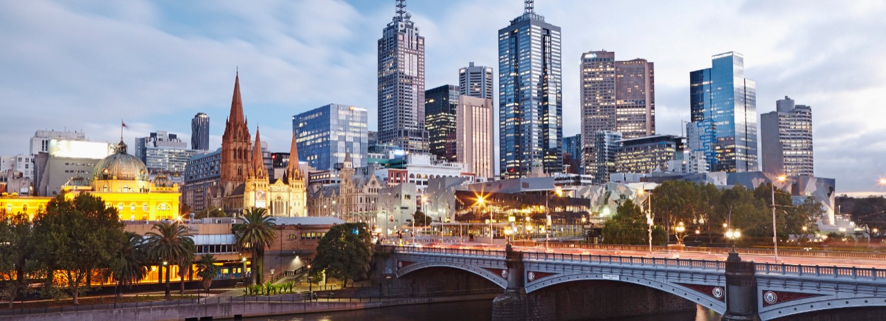 Australia, Victoria, Melbourne, Princes Bridge over Yarra River with Federation Square and city skyline in background