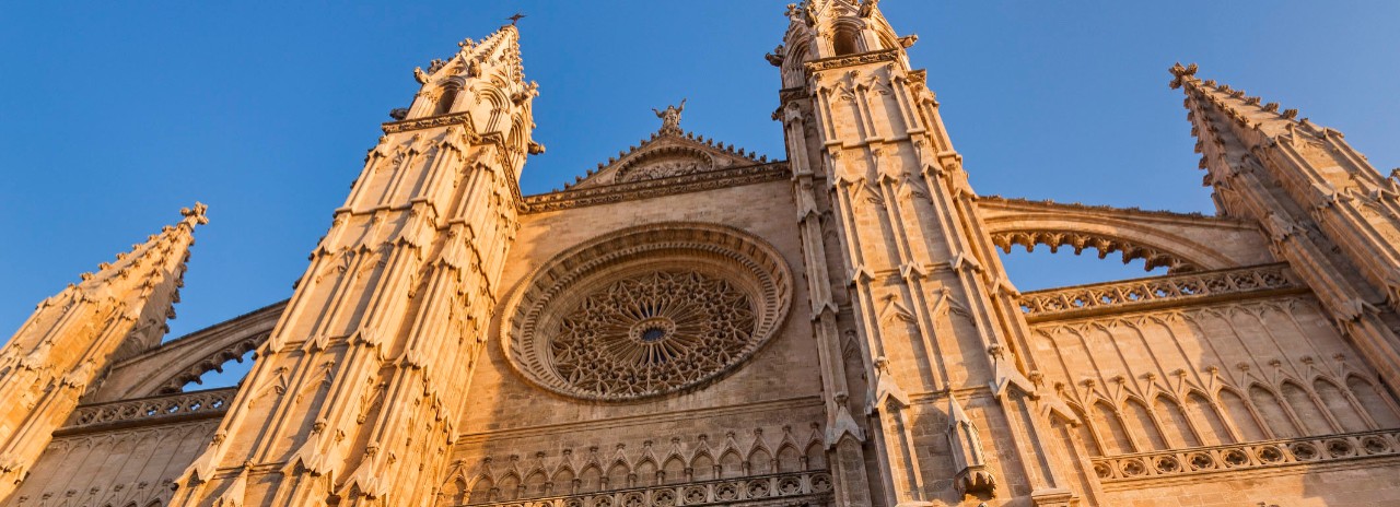 Spain, Balearic Islands, Mallorca, Palma de Mallorca, Palma, West Facade of La Seu Cathedral in December